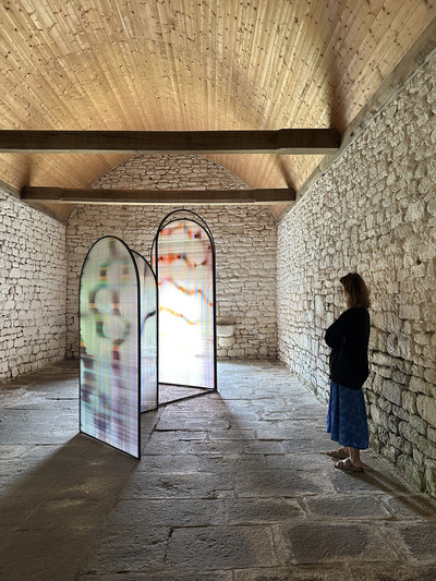 Screen as performance #2 (solo show), Chapelle Saint-Meldeoc , Locmeltro (FR), L’Art dans les Chapelles, 34e édition, 2025 - © Guillaume Linard-Osorio