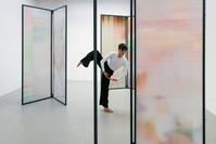 The day i locked the landscape in the window (solo show), Carvalho Park Gallery, New York (US), Performance by Claudia Hilda, 2024 - © Guillaume Linard-Osorio