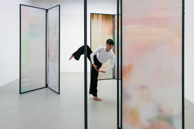 The day i locked the landscape in the window (solo show), Carvalho Park Gallery, New York (US), Performance by Claudia Hilda, 2024 - © Guillaume Linard-Osorio