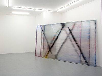 Composition pour trois écrans, Polycarbonate alvéolaire, résines colorées, structure acier, 350 × 210 × 15 cm, 2019 - © Guillaume Linard-Osorio
