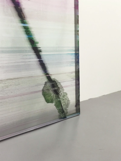 Composition pour trois écrans, Polycarbonate alvéolaire, résines colorées, structure acier, Détail, 2019 - © Guillaume Linard-Osorio
