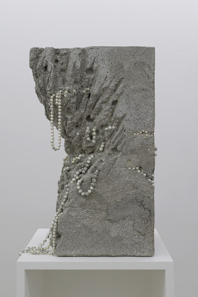 Sans titre (excavé), Ciment, polystyrène, perles synthétiques, 80 × 40 × 40 cm, Avec le soutien du CNAP - Aide à la première exposition personnelle, 2014 - © Guillaume Linard-Osorio