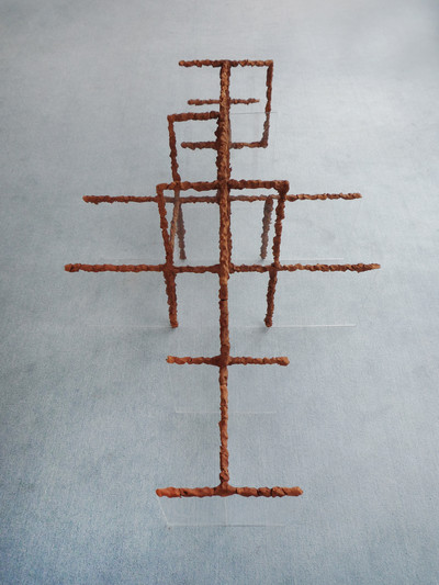 Sans titre, Plexiglass, argile naturelle, 200 × 80 × 80 cm, 2012 - © Guillaume Linard-Osorio