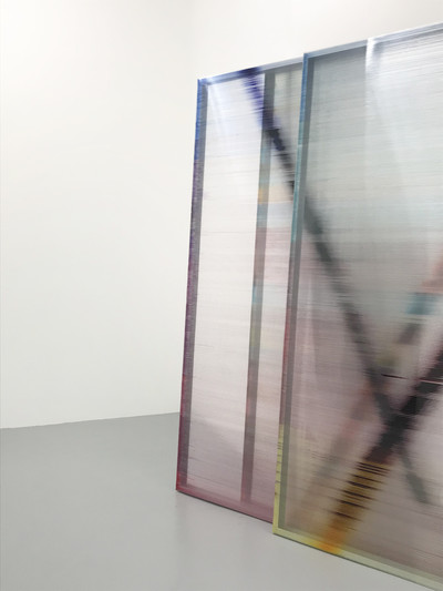 Composition pour trois écrans, Polycarbonate alvéolaire, résines colorées, structure acier, Détail, 2019 - © Guillaume Linard-Osorio