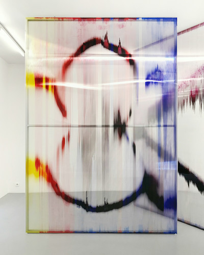 Composition pour deux écrans, Polycarbonate alvéolaire, résines colorées, structure acier, 300 × 300 × 150 cm, 2019 - © Guillaume Linard-Osorio