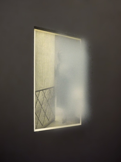 Portrait de Marcelle Mignot, Tirage argentique, verre sablé, carton, bois, 42 × 28 cm, 2013 - © Guillaume Linard-Osorio