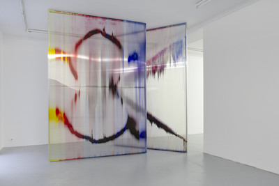 Composition pour deux écrans, Polycarbonate alvéolaire, résines colorées, structure acier, 300 × 300 × 150 cm, 2019 - © Guillaume Linard-Osorio